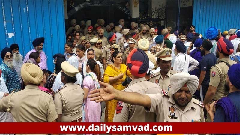Jalandhar News: जालंधर में धार्मिक स्थान के प्रबंधन को लेकर दो गुटों में हंगामा, मौके पर भारी संख्या में पुलिस बल तैनात