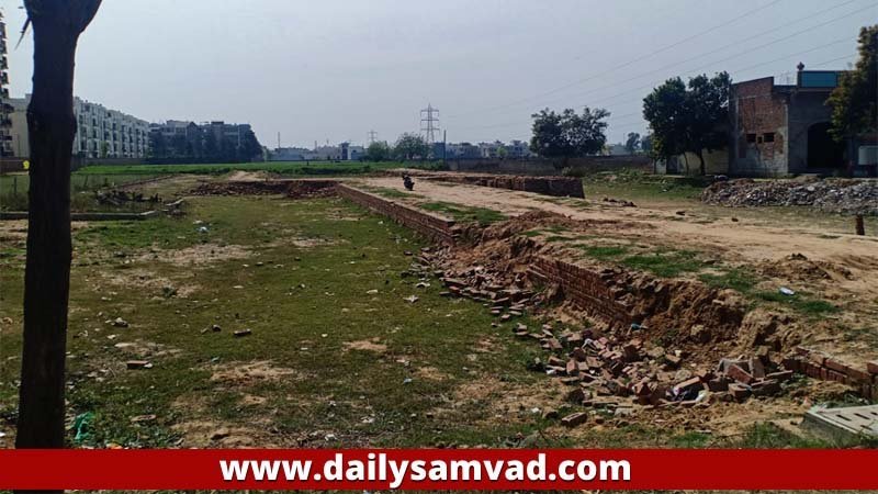 Jalandhar News: जालंधर में कांग्रेसी नेता के अवैध कालोनी पर चली डिच, सड़क-सीवरेज ध्वस्त