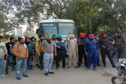 जालंधर बस अड्डे पर हाई वोल्टेज ड्रामा, पेट्रोल की बोतल लेकर टंकी पर चढ़े रोडवेज कर्मचारी, जानें वजह