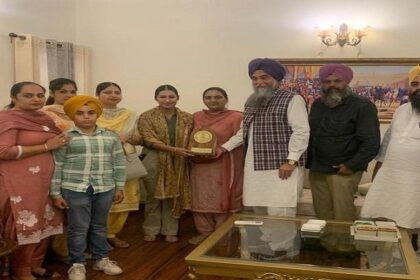 Punjab News: फ़लाइंग अफ़सर इवराज कौर का पंजाब पहुंचने पर स्पीकर कुलतार सिंह संधवां और उनकी पत्नी द्वारा विशेष सम्मान