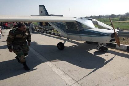 गाजियाबाद के पास एक्सप्रेवे पर आपात स्थिति में उतरा विमान, संतुलन बिगड़ने से हुआ क्षतिग्रस्त, लगा लंबा जाम