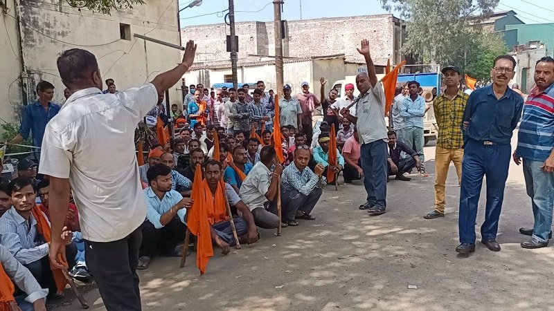 लुधियाना में फैक्ट्री मालिक ने बाउंसर बुलाकर वर्करों को पिटवाया, कई वर्कर जख्मी, वर्करों ने फैक्ट्री के सामने लगाया धरना