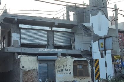 जालंधर: लाडोवाली रोड पर सड़क पर कब्जा कर अवैध कामर्शियल निर्माण, मोहल्ले के लोगों ने इंस्पैक्टर पर लगाया रिश्वत खाने का आरोप, कहा - कार्रवाई न हुई तो BSF चौक करेंगे जाम