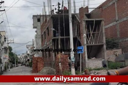 Jalandhar News: लाडोवाली रोड पर संत नगर फाटक के पास बन रही इमारत में बेसमेंट और दूसरी मंजिल नाजायज, क्या निगम टीम चलाएगी डिच? पहले भी इसी इमारत की सीढ़ियों को तोड़ने का हो चुका है ड्रामा!