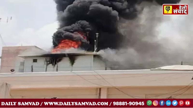 Mahakal Mandir Fire: उज्जैन के महाकाल मंदिर के छत पर लगी भीषण आग, रोकना पड़ा प्रवेश