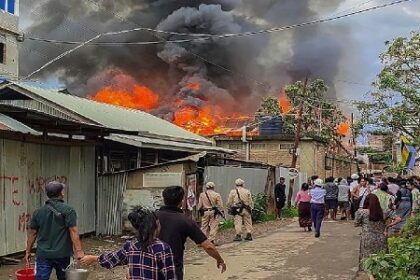 Manipur Violence: मणिपुर में नहीं थम रही हिंसा, भीड़ ने फूंका मंत्री का गोदाम, घर जलाने की भी कोशिश