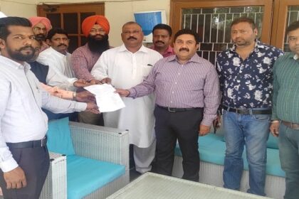 जालंधर वेस्ट के MLA शीतल अंगुराल के भाई पर बदसलूकी का आरोप, निगम मुलाजिमों ने किया प्रदर्शन, कहा - काम ठप कर देंगे