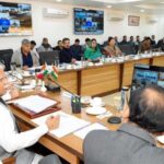 Haryana News: मुख्यमंत्री का बड़ा एक्शन, दो अफसरों को चलती मीटिंग से बाहर निकाला, 5 दिन की छुट्टी पर भेजा