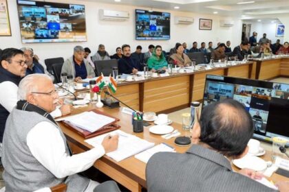 Haryana News: मुख्यमंत्री का बड़ा एक्शन, दो अफसरों को चलती मीटिंग से बाहर निकाला, 5 दिन की छुट्टी पर भेजा