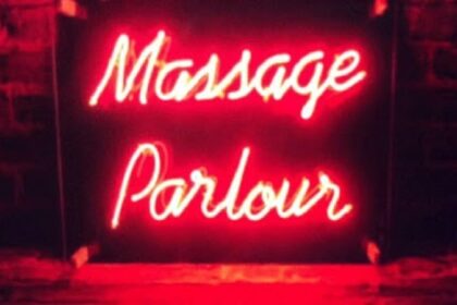 मसाज पार्लर में फायरिंग, 4 युवतियों समेत 8 लोगों की मौत, जाने वजह