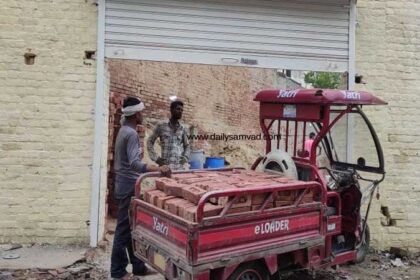 कमिश्नर 'साहब' ये क्या हो रहा है! मिलाप चौक के पास बन रही है 35 दुकानों की अवैध मार्केट, निगम को लाखों की चपत, ATP बोले- नोटिस भेजा है, जबकि मौके पर बन रही हैं दुकानें, आप भी देंखें