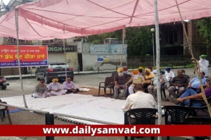 Jalandhar News: कांग्रेस के जिला प्रधान बलराज ठाकुर, पार्षद पति सुरिंदर भापा समेत इलाके के लोगों ने नगर निगम के खिलाफ लगाया धरना, जाने वजह