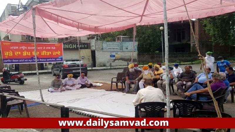 Jalandhar News: कांग्रेस के जिला प्रधान बलराज ठाकुर, पार्षद पति सुरिंदर भापा समेत इलाके के लोगों ने नगर निगम के खिलाफ लगाया धरना, जाने वजह