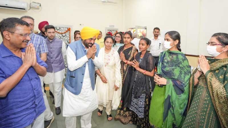 Mohalla Clinics: मुख्यमंत्री भगवंत मान और दिल्ली के मुख्यमंत्री अरविन्द केजरीवाल ने 580 आम आदमी क्लीनिक लोगों को किया समर्पित