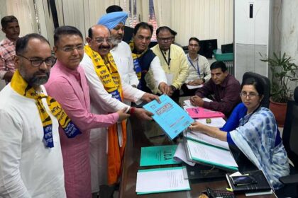 Jalandhar News: AAP उम्मीदवार मोहिंदर भगत ने पिता से आशीर्वाद लेकर नामांकन पत्र दाखिल किया, बोले - अंगुराल ने धोखा दिया