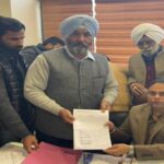 जालंधर सैंट्रल सीट से कांग्रेस के वरिष्ठ नेता व डायरेक्टर मोहिंदर गुल्लू ने ठोका दावा, कहा - चुनाव जीतकर सिद्धू की झोली में डालेंगे