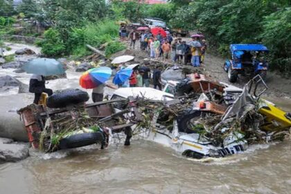 Monsoon Update: देश के कई हिस्सों में तबाही, हिमाचल में बादल फटने से भारी नुकसान, अब तक 13 लोगों की मौत, हवाई-रेल सेवाएं बाधित, 4 दिन तक भारी बारिश का अलर्ट