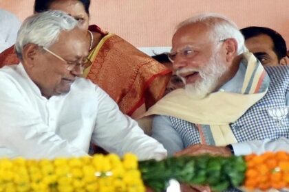 Nitish Kumar: नीतीश कुमार ने छुए PM मोदी के पैर, देखें VIDEO