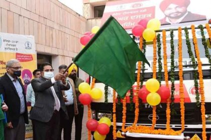 हर घर दस्तक मुहिम: ओ.पी. सोनी ने सौ प्रतिशत टीकाकरण को यकीनी बनाने के लिए जागरूकता वैनों को दिखाई हरी झंडी