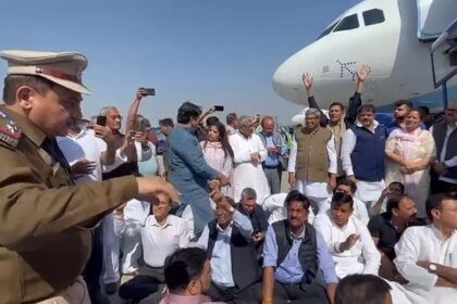 Delhi Airport: एयरपोर्ट पर पुलिस ने कांग्रेस नेता को विमान से उतारा नीचे, समर्थक बैठे धरने पर