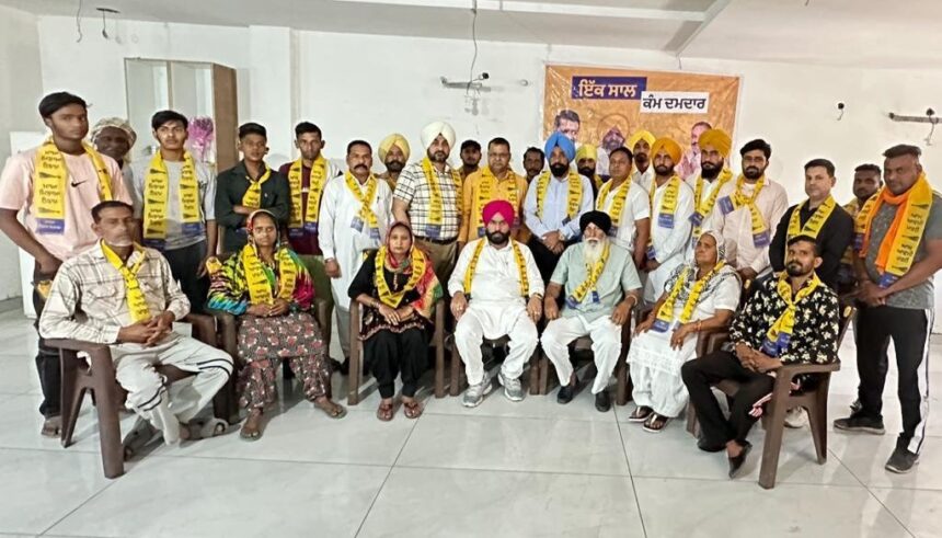 Jalandhar By Poll: फिल्लौर हल्के के बड़ी संख्या में कांग्रेस परिवारों ने सरपंच हरकंवल सिंह के नेतृत्व में थामा 'आप' का झाड़ू