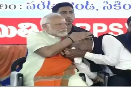 PM Narendra Modi: पीएम मोदी की गोद में सिर रखकर रोने लगा यह नेता, जाने वजह