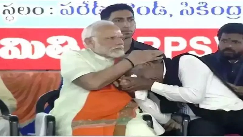 PM Narendra Modi: पीएम मोदी की गोद में सिर रखकर रोने लगा यह नेता, जाने वजह
