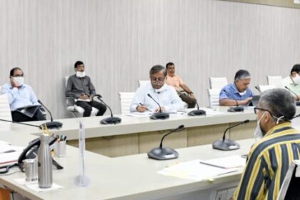 केंद्र की दिशा निर्देशों का पालन करते हुए खोले जाएंगे धार्मिक स्थल, होटल और मॉल : योगी