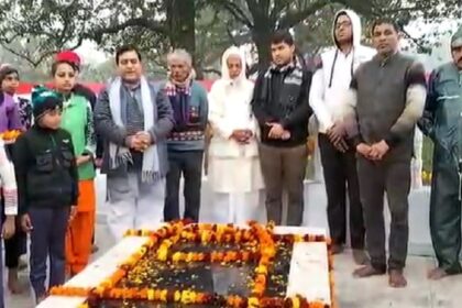 Gonda News: तुलसी स्मारक इंटर कालेज के पूर्व प्रवक्ता एमपी शुक्ल की जयंती पर लोगों ने श्रद्धा सुमन अर्पित किया