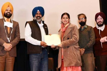 उच्च शिक्षा मंत्री परगट सिंह ने सरकारी कालेजों के लिए नये भर्ती सहायक प्रोफैसरों और लायब्रेरियनों को नियुक्ति पत्र सौंपे