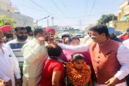 जालंधर में बिखर रहा है कांग्रेस का कुनबा, AAP विधायक के साथ फोटो देख कर इस यूथ कांग्रेसी नेता को सस्पैंड करने का दावा