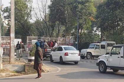 नगर निगम की बैठक में जमकर हंगामा, निकाय मंत्री ने मेयर को किया सस्पैंड, कौंसलरों में हाथापाई की नौबत