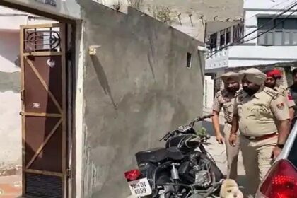 Jalandhar News: जालंधर में 15 जगहों पर पुलिस की छापेमारी, गैंगस्टर गोल्डी बराड़ से जुड़े हैं तार, पुलिस ने घर में घुसकर बेड, सोफा और किचन भी खंगाले