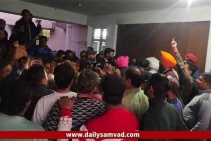 Jalandhar News: जालंधर में पार्षद पति की गिरफ्तारी से गुस्साए कांग्रेसियों ने घेरा पुलिस थाना, मौके पर पहुंचे MLA बावा हैनरी, जबरदस्त हंगामा