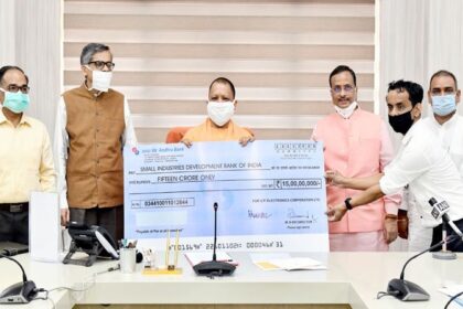 'उत्तर प्रदेश स्टार्टअप फंड' का शुभारंभ करते हुए CM योगी ने SIDBI को सौंपा 15 करोड़ का चेक