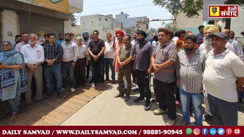 Protest against C-8 phatak by Panjab Avenue Market Ass UE-1