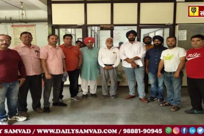 Protest against C-8 phatak by Panjab Avenue Market Ass UE-1