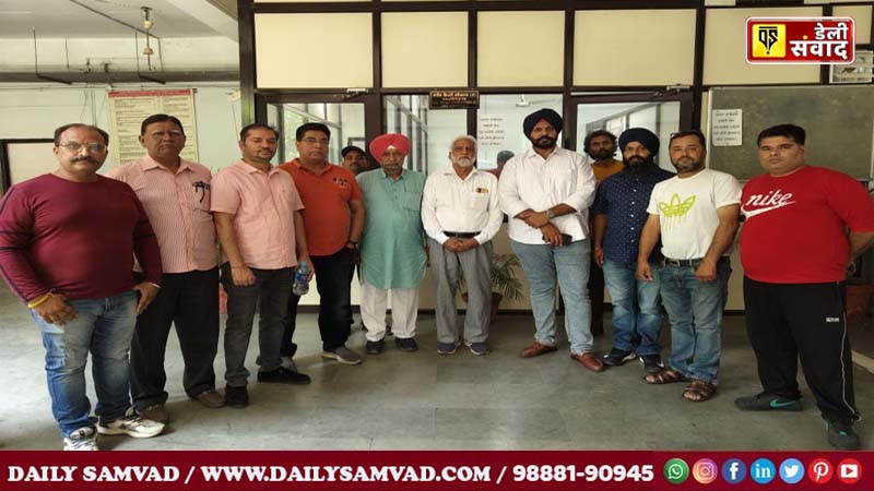 Protest against C-8 phatak by Panjab Avenue Market Ass UE-1