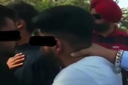 Punjab News: पंजाब में मनचलों की जमकर छित्तर परेड, स्कूल के सामने लड़कियों को छेड़ने वाले युवकों को लोगों ने दौड़ा-दौड़ा कर पीटा