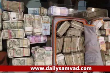 Police Raid: गोल्ड का शौकीन क्लर्क अफसरों से भी ज्यादा करता था ऐश, छापे में मिले 85 लाख कैश