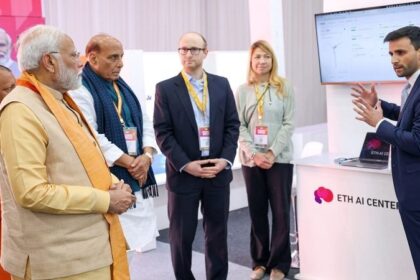 Yogi Adityanath: विश्व के नेतृत्व नभ में सबसे दैदीप्यमान नक्षत्र के रूप में दिखाई देते हैं प्रधानमंत्री- राजनाथ सिंह