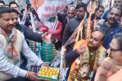 जालंधर सैंट्रल हलका: आबादपुरा में दिखा कांग्रेसियों का जोश, कांग्रेस प्रत्याशी व MLA राजेंद्र बेरी को लड्डुओं से तौला