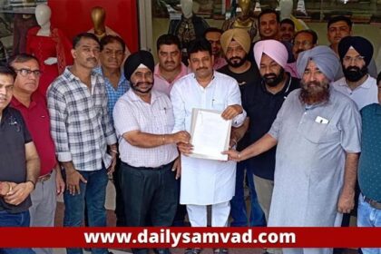 Jalandhar News: रैनक बाजार समेत पांच मार्केट एसोसिएशन के प्रधानों ने MLA रमन अरोड़ा को सौंपा ज्ञापन, कहा- अतिक्रमण से मुक्ति दिलाओ