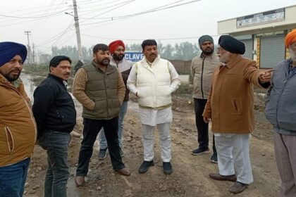 Jalandhar News: विधायक रमन अरोड़ा ने सिटी एंक्लेव की समस्याएं सुनकर मौके पर अफसरों को बुलाया, कहा- इसका हल करो
