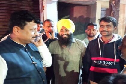 Jalandhar News: MLA रमन अरोड़ा ने वार्ड-56 के अजीत नगर दुर्गा मंदिर रोड़ पर बिजली के ट्रांसफार्मर के नीचे आई नंगी तारों हो हटवा लोगों को दिलाई राहत