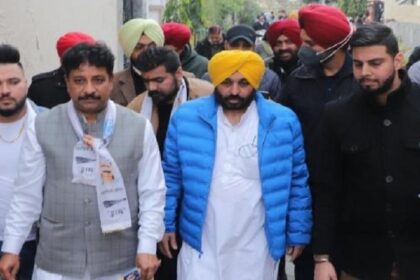 जालंधर सैंट्रल हलका: AAP के CM फेस भगवंत मान ने उमीदवार रमन अरोड़ा के साथ किया डोर टू डोर प्रचार, लोगों ने फूल मालाओं से किया स्वागत