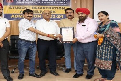 IKGPTU: आई.के.जी पी.टी.यू के कुलपति डा.मित्तल ने कर्मचारी हरजिंदर सिंह को सेवानिवृत्ति पर सम्मानित किया