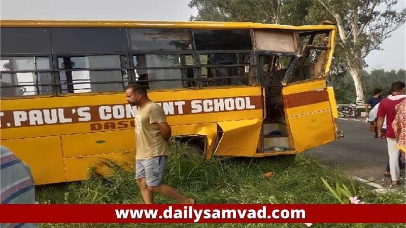 Road Accident in Jalandhar: जालंधर में बड़ा हादसा, स्कूल बस को ट्रक ने मारी टक्कर, कई बच्चे घायल