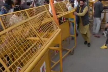 सीएए के विरोध में बंद पड़े दिल्ली-नोएडा-फरीदाबाद को जाने वाली एक सड़क को प्रदर्शनकारियों ने खोला