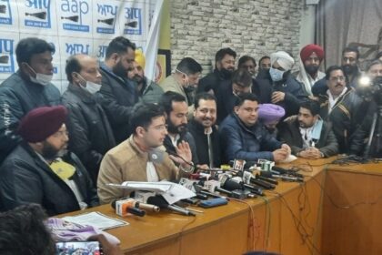 जालंधर में AAP के राघव चड्ढा की प्रेस कांफ्रेंस का बड़ा विरोध, पार्टी के वर्करों में मारपीट, झड़प और नारेबाजी, इकबाल सिंह ढींढसा ने किया बड़ा ऐलान